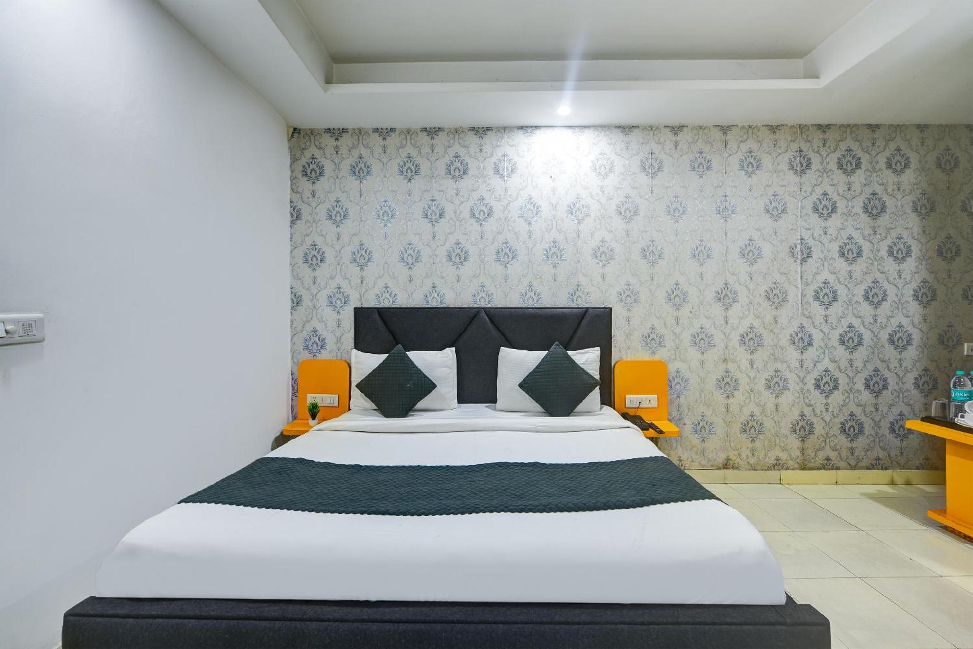 Hotel Kelvish Free Airport Pickup Нью-Делі Екстер'єр фото